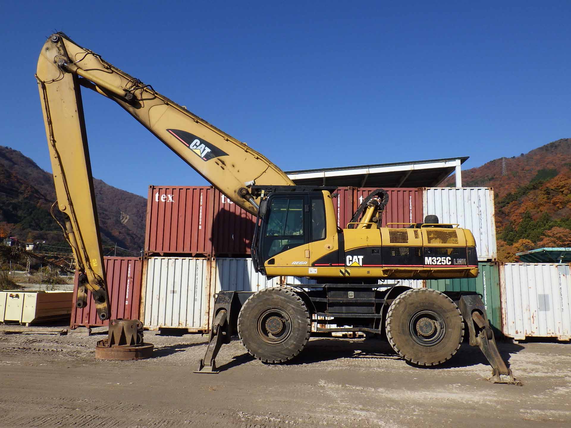 EXCAVATOR CAT M325C