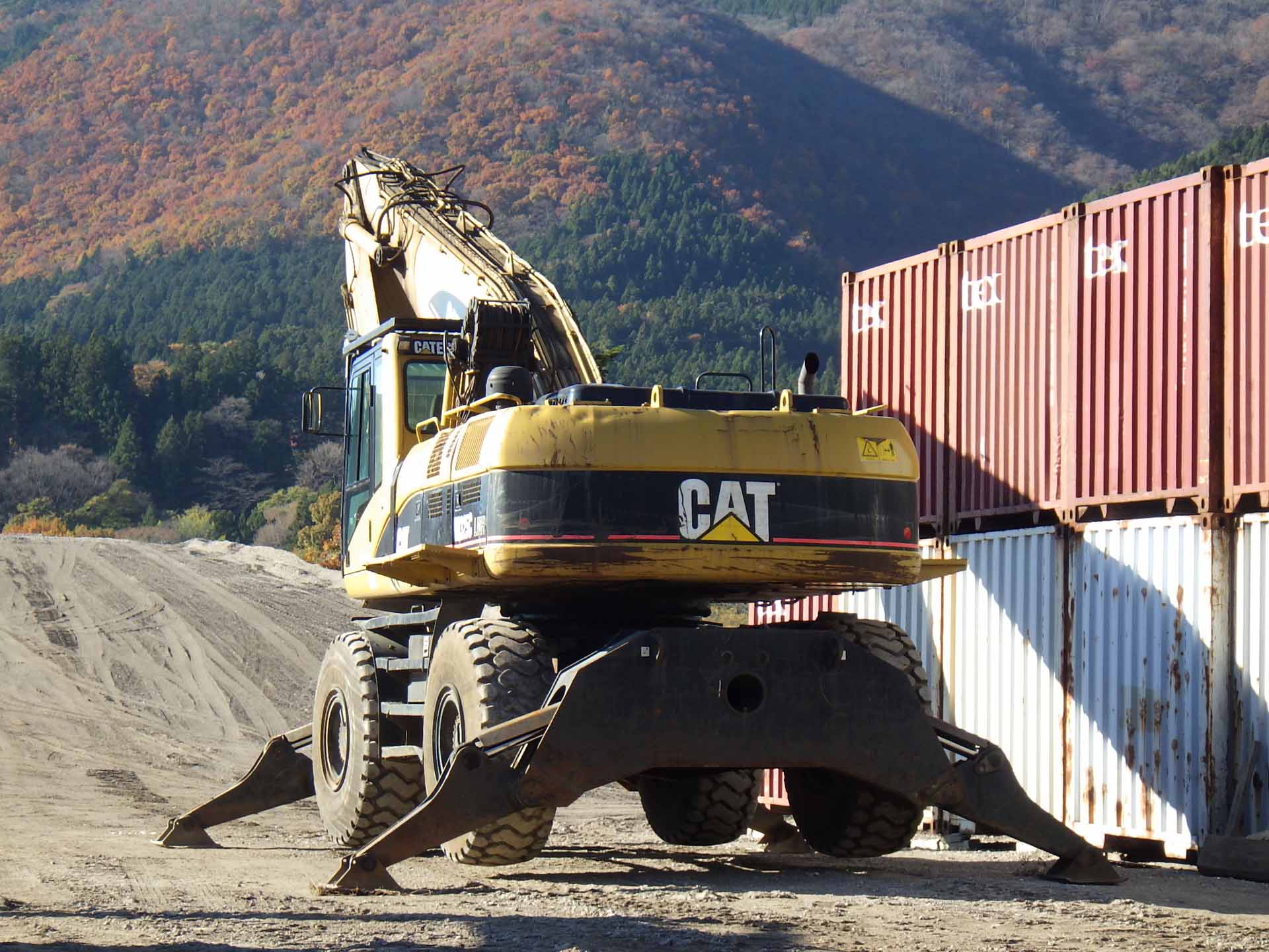 EXCAVATOR CAT M325C